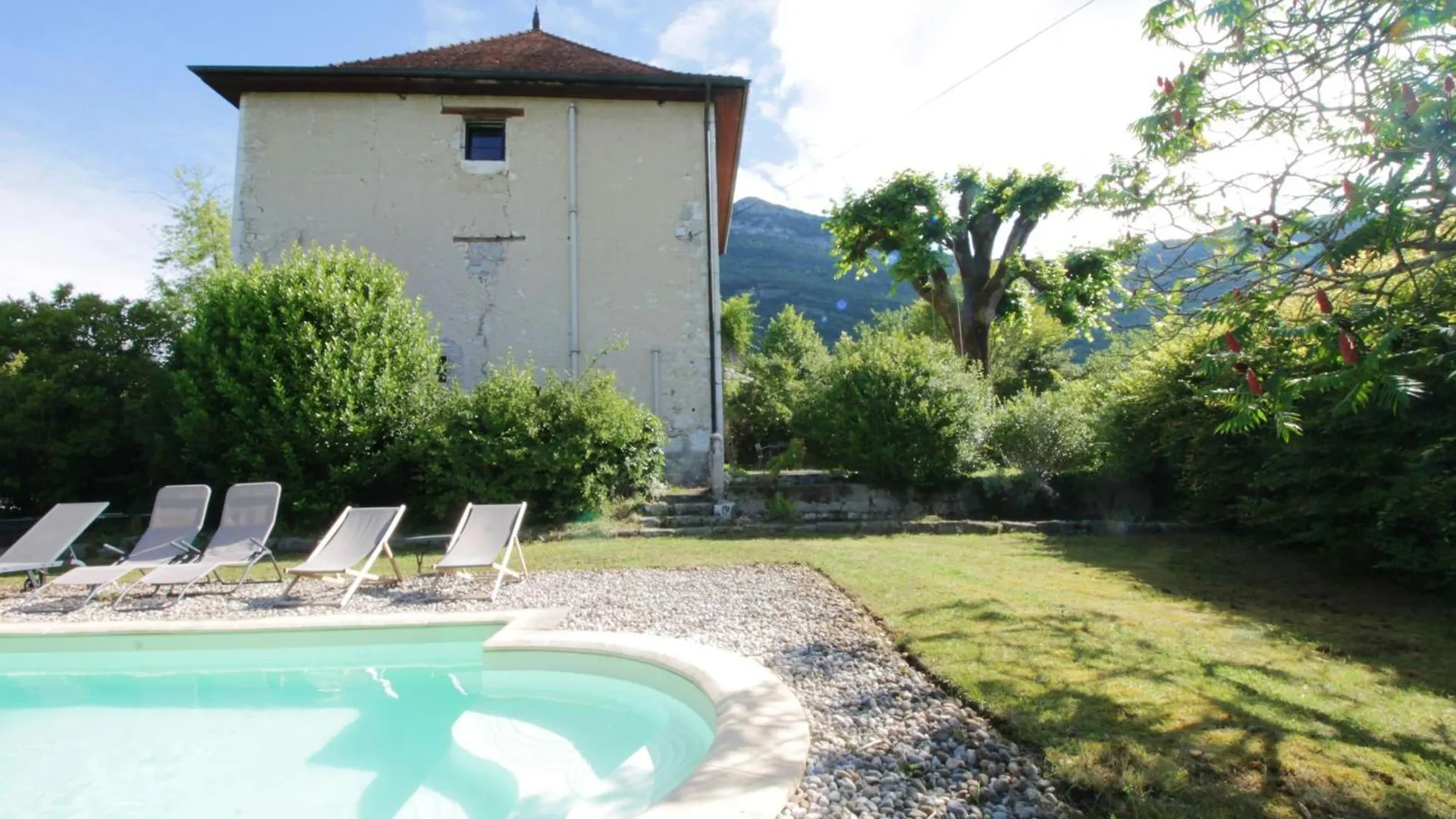 Family Home Peaceful Setting And Swimming Pool! Billieme